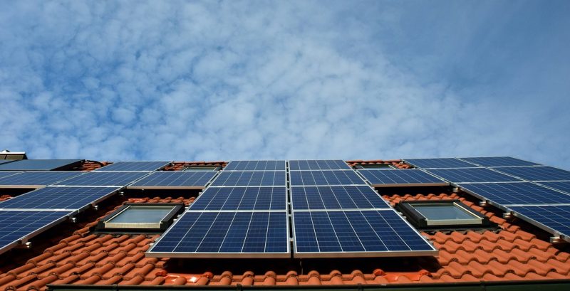 solar-system-2939560_1280 Für Betreiber von Solarstromanlagen hat die Verbraucherzentrale NRW Tipps parat. Foto: Symbolbild (pixabay)