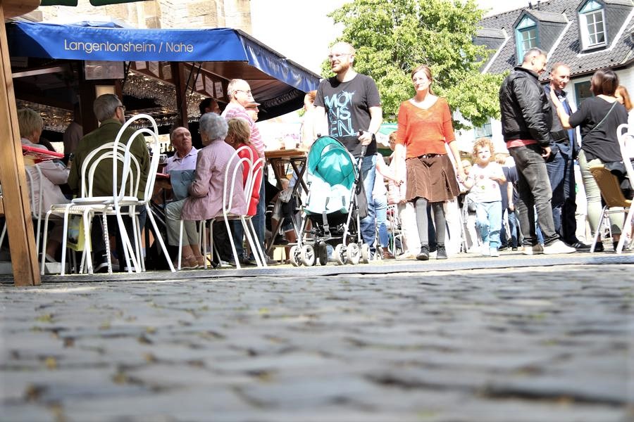 10. Weinsommer in Mettmann_c_Andre Volkmann (55) Der zehnte Mettmanner Weinsommer lockte Besucher zahlreich auf den historischen Marktplatz. Foto: André Volkmann