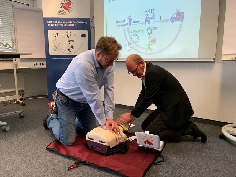 28_ME_Erste Hilfe Bastian Etti von der Bildungsakademie und der ärztliche Leiter des Rettungsdienstes, Dr. Arne Köster, demonstrieren die Wiederbelebung mittels Herzdruckmassage. Foto: Kreis ME