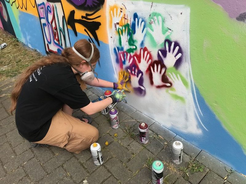 28_WUE_KJH neue Graffiti Juli 2019 _ONLINE Mit ihrem kreativen Einsatz setzen die Jugendliche bunte Zeichen gegen Rassismus. Foto: Stadt Wülfrath