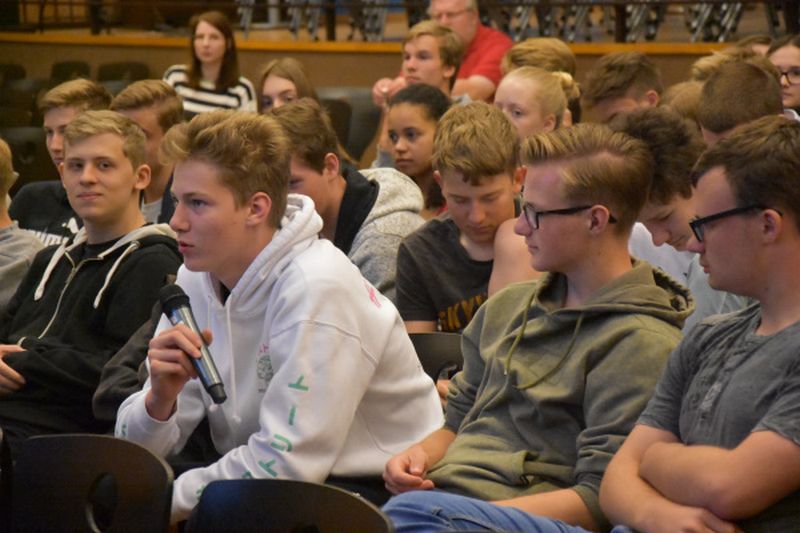 29_ME_Energievision In der Aula haben Schülerinnen und Schüler sich versammelt, um an der Show