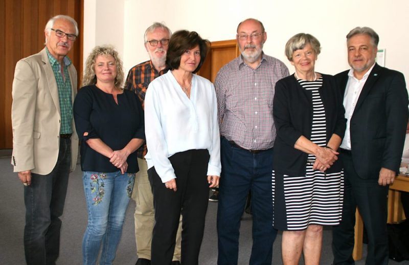 29_ME_Seniorenrat Vorstand Bürgermeister Thomas Dinkelmann (r.) und Sozialamtsleiterin Anja Karp (2.v.l.) mit dem neuen Vorstand des Seniorenrates. Foto: Kreisstadt Mettmann