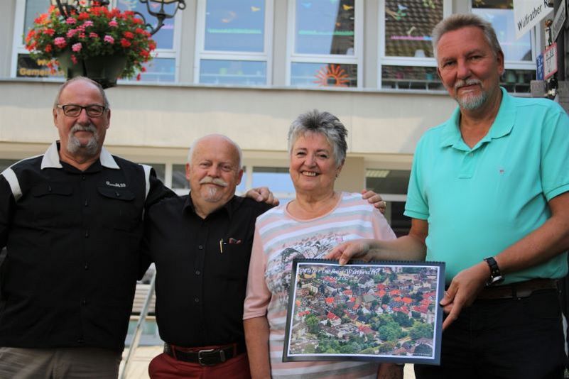 29_WUE_Malerisches Wülfrath_ONLINE Sie zeigen den neuen Jahreskalender mit ihren Aufnahmen: Peter Emmert, Peter Klückmann, Rosi Stöcker und F. Thomas Müller. Foto: André Volkmann
