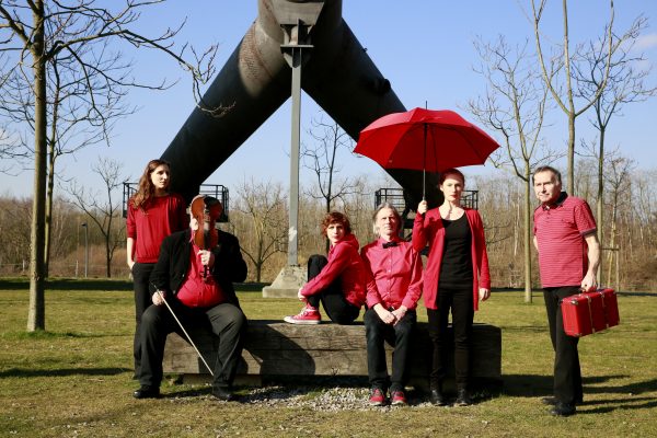 Die Truppe "Emscherblut" präsentiert einen Rundgang mit spontanem Theaterspiel. Bildrechte: Emscherblut