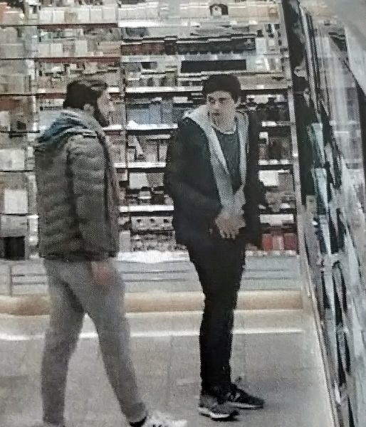 Diese beiden Männer sollen Parfümflaschen aus einer Drogerie entwendet haben. Foto: Polizei