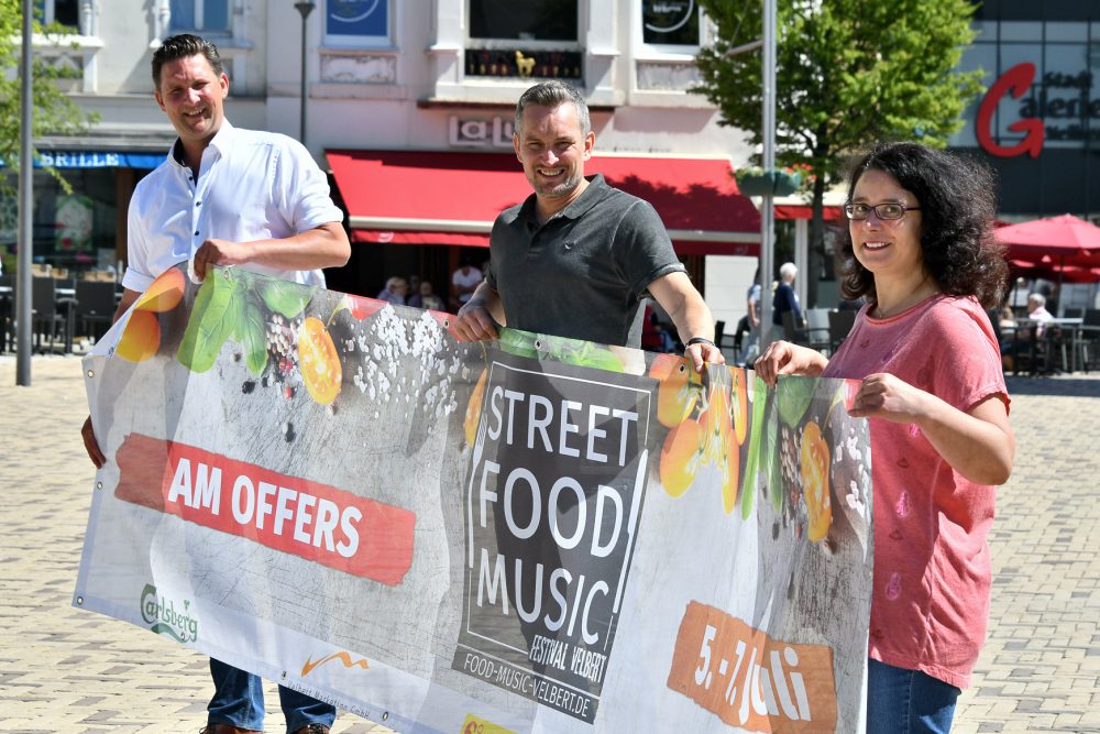 Food-Truck_Festival_Am_Offers Olaf Knauer (l.), Giuseppa Guidara (beide Velbert Marketing) und Chris Haberwoll (Just-Festivals) haben das Programm zum ersten Street-Food-Festival in Velbert vorgestellt. Foto: Mathias Kehren