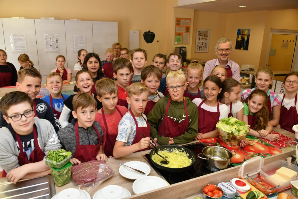 IKG_Schueler_Tim_Maelzer-Kochschule_MK5_7294 Die 28 Schülerinnen und Schüler der Klasse 5b haben sich ein gesundes Mittagessen zubereitet. Foto: Mathias Kehren