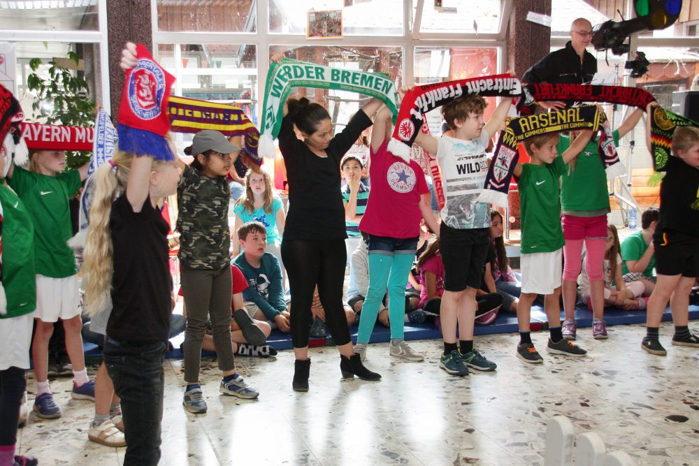 IMG_7244 (1) Das Theaterstück „Kurz der Kicker“ nach der Bilderbuchvorlage von Martin Baltscheid ist jet5z in der Grundschule Kuhstraße aufgeführt worden. Foto: privat