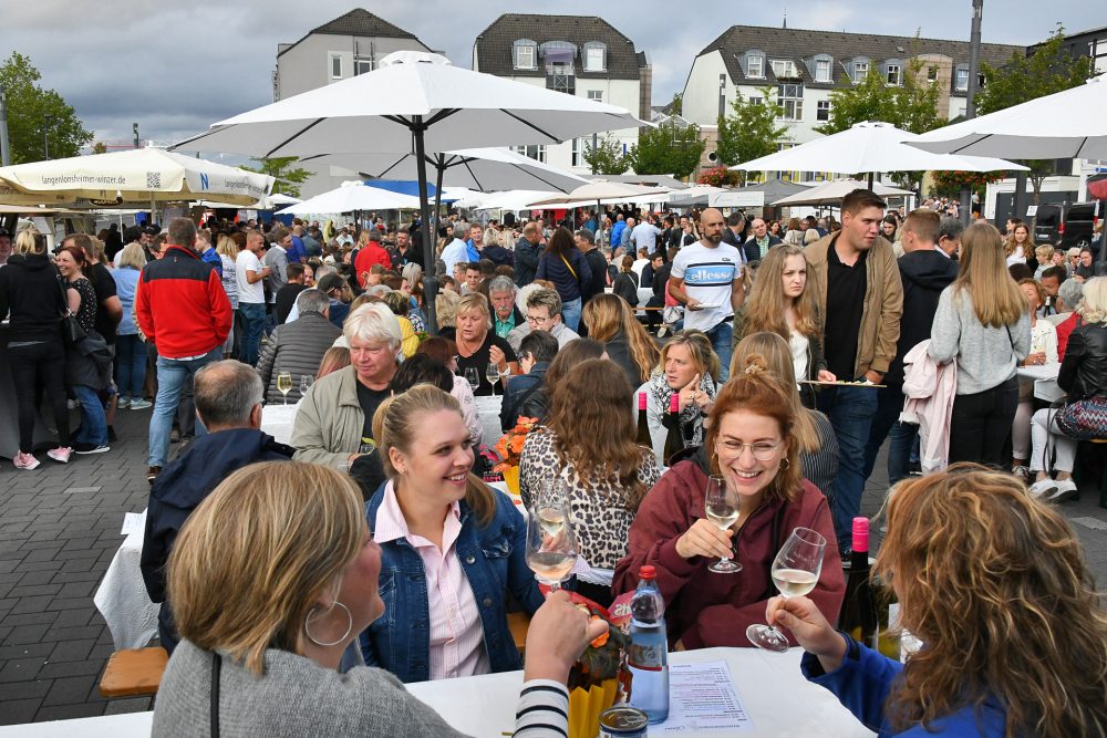 MK5_7486 Weine von acht Winzern und kulinarische Köstlichkeiten der lokalen Gastronomie locken zum Weinfest ach Heiligenhaus. Foto: Mathias Kehren