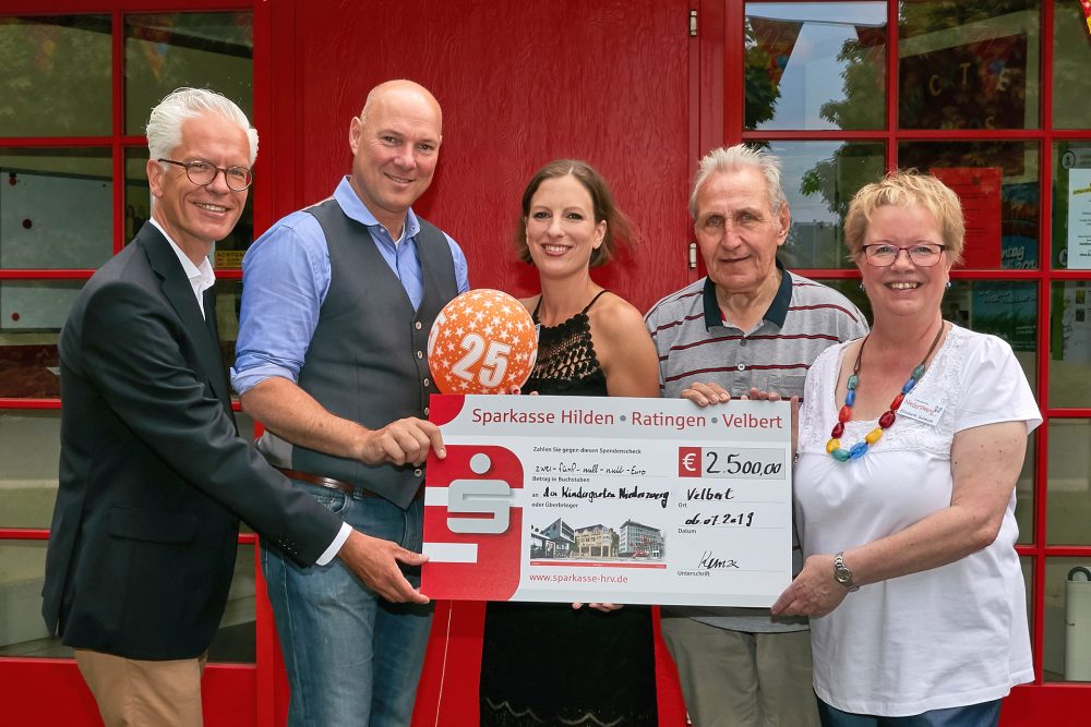 Niederzwerg_IMG_9713 (1) 2.500 Euro hat die Winterscheidt-Stiftung an den Kindergarten Niederzwerg gespendet: Rechtsanwalt Ronald Kunze, Bürgermeister Dirk Lukrafka, stellvertretende Leiterin Leonie Gilfert, Alt-Bürgermeister Heinz Schemken und Kita-Leiterin Elisabeth Schmidt mit dem symbolischen Spendenscheck. Foto: privat