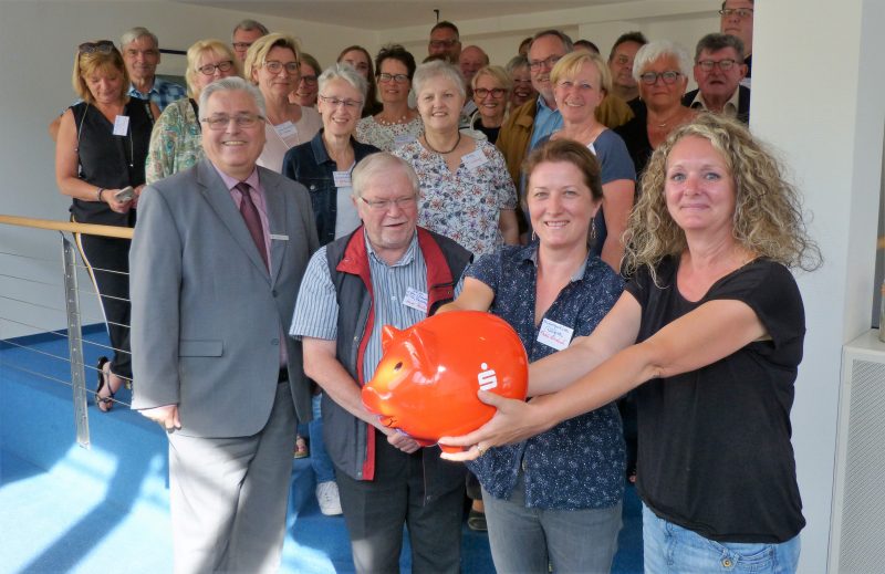 PS-Zweck_W2019_o_scheck Ein prall gefülltes Sparschwein: 32.300 Euro hat die Wülfrather Kreissparkassen-Filiale an Einrichtungen ausgeschüttet. Foto: Kreissparkasse