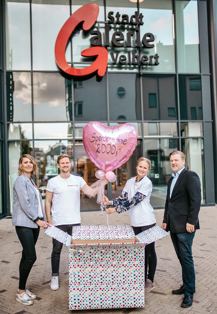 Stadtgalerie_Wunschbriefe Tanja Heim vom Center-Management, Benedict und Annika Blum vom Vorstand des Vereins Wunschbriefe, und Center-Manager Olaf Deistler bei der Übergabe der Spende. Foto: