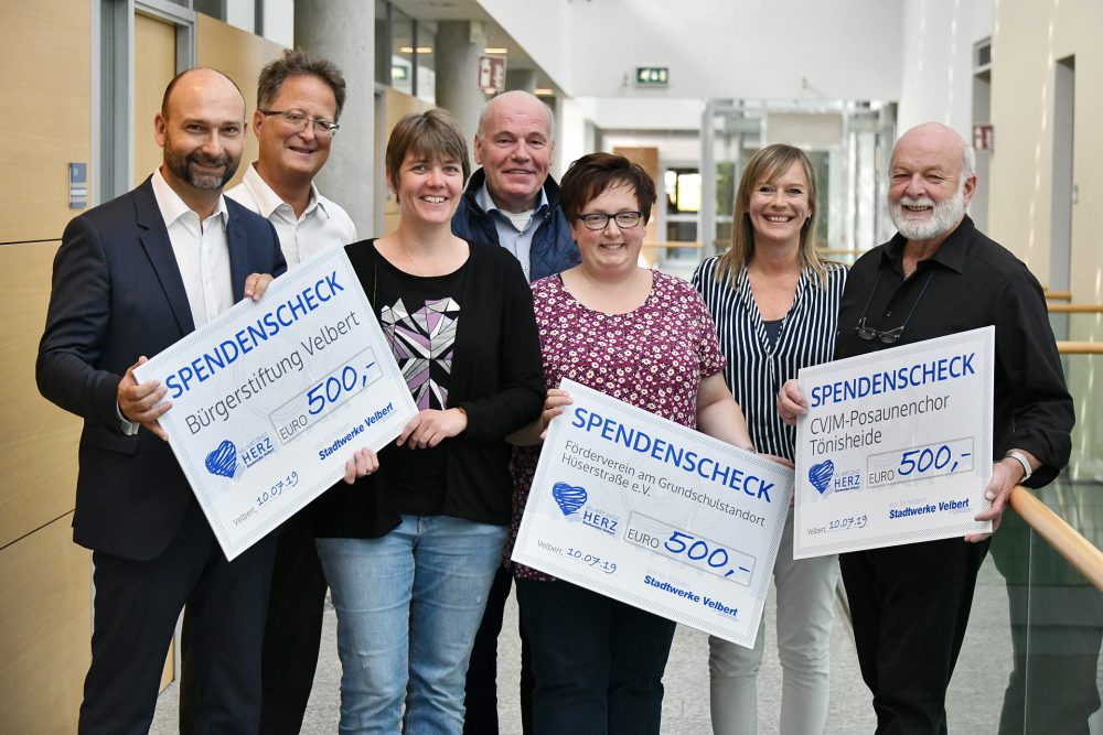 Stadtwerke_Velbert_Herz Stefan Freitag und Bert Gruber von den Stadtwerken haben die Spenden-Schecks an Andrea und Klaus Schmitz (Bürgerstiftung Velbert), Tanja Gaupp und Monja Zimmermann (Förderverein Grundschule Hüserstraße) und Volker Zimmermann (CVJM-Posaunenchor Tönisheide) übergeben. Foto: Mathias Kehren