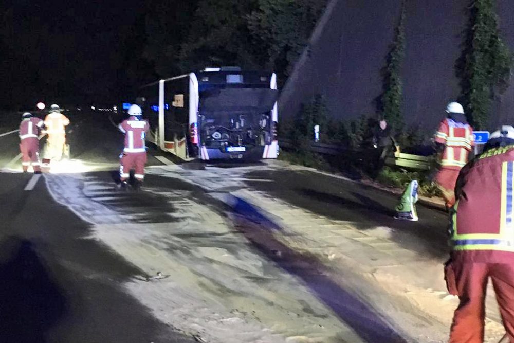 Die Feuerwehr reinigte die Fahrbahn von ausgelaufenen Betriebsstoffen der am Unfall beteiligten Fahrzeuge. Foto: Feuerwehr Velbert