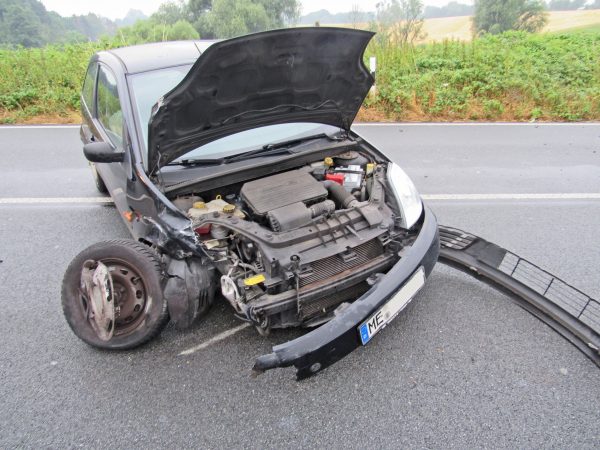 Der schwer beschädigte Ford Fiesta. Foto: Polizei