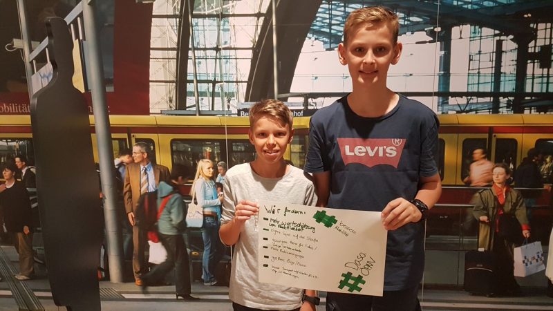 28_ME_KHG Projektwoche Bei der Projektwoche am Konrad-Heresbach-Gymnasium waren viele Themen präsent - auch ein Protest für eine Verbesserung der Mobilität fehlte nicht. Foto: KHG