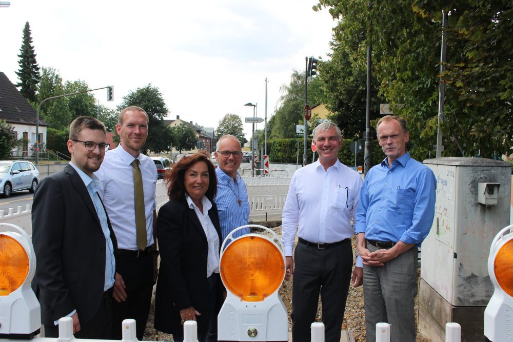 190802 PM Ampelanlage Homberg Patrick Anders (Pers.Ref.), Dr. Jan Heinisch (StS MHKBG), Claudia Schlottmann MdL, Martin Sträßer MdL, Klaus Pesch (Bm Ratingen) und Dr. Hendrik Schulte (StS Verkehrsministerium) informierten sich über die Fortschritte der Bauarbeiten für die neuen Ampelanlagen in Homberg Bildquelle: Andreas Graaf-von der Ahe (PR Sträßer)