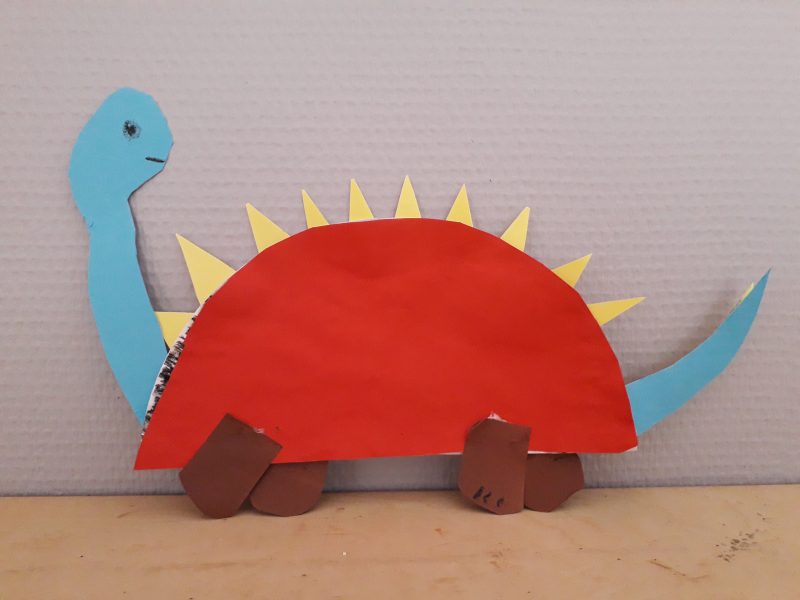 191-Dino-aus-Papptellern-e1562935332477 Das Ferien-Basteln am Zeittunnel begann mit Dinosauriern - und endet nun mit Vogelmobiles. Foto: Stadt Wülfrath