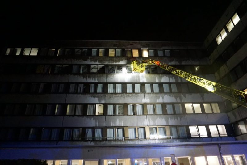 Feuer in Flüchtlingsunterkunft Ratingen Das Feuer ist im vierten Obergeschoss des Gebäudes ausgebrochen. Die Polizei geht von einer mutwilligen Brandlegung aus. Foto: Feuerwehr Ratingen