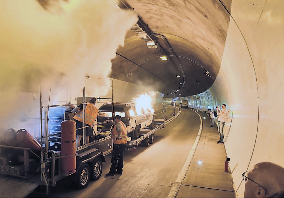 Branduebung_Tunnel-Langenberg Mit einem simulierten Pkw-Brand ist die neue Meldetechnik im Tunnel getestet worden. Foto: Mathias Kehren