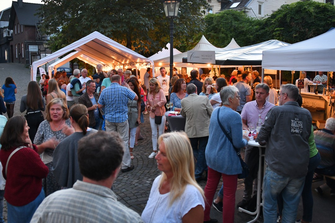 MK5_9340 Gemütliche Atmosphäre gibt es auf dem Mühlenplatz in Langenberg beim Weinfest des Bürgervereins. Foto: Mathias Kehren