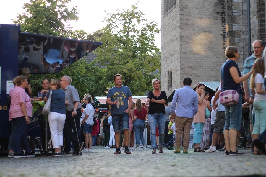 Mettmanner Heimatfest 2019_c_André Volkmann (15) Mettmann feiert Heimatfest: Bereits am Nachmittag war der histroische Marktplatz gut gefüllt. Foto: André Volkmann
