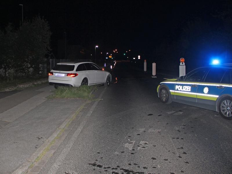 Unfallstelle1 Der 28-jährige Fahrer konnte seinen Wagen nicht mehr selbstständig aus dem Grünstreifen befreien. Foto: Polizei