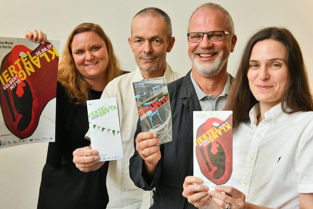 Viertelklang_MK5_8592 Linda Frenzel (Velberter Kulturloewen), Ulrich Marxcors (Kulturbüro Wuppertal), André Saar (Stadtmarketing Heiligenhaus) und Anja Franzel (Velberter Kulturloewen) haben die Festival-Reihe Viertelklang vorgestellt. Foto: Mathias Kehren