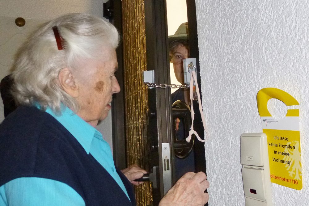 Wohnungssicherung Die Polizei warnt vor Trickbetrügern, die sich gezielt ältere Bürgerinnen und Bürger als Opfer aussuchen. Symbolfoto: Polizei