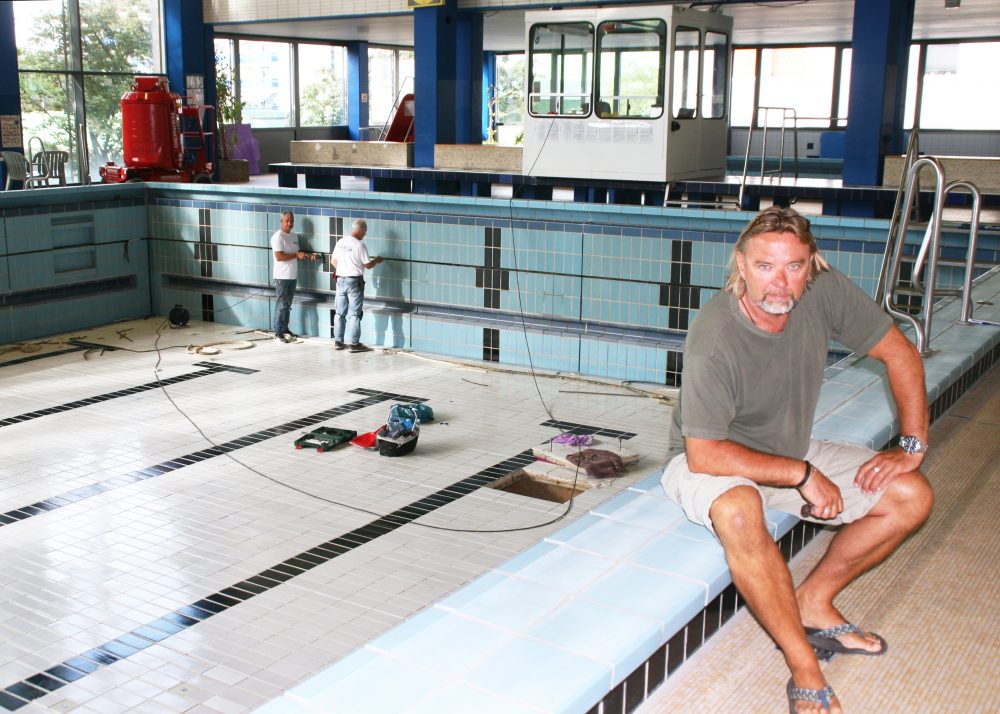 hallenbad_sanierungsarbeiten Bäderleiter Frank Fitsch beaufsichtigt die Sanierungsarbeiten im Mettmanner Hallenbad. Foto: Kreisstadt Mettmann