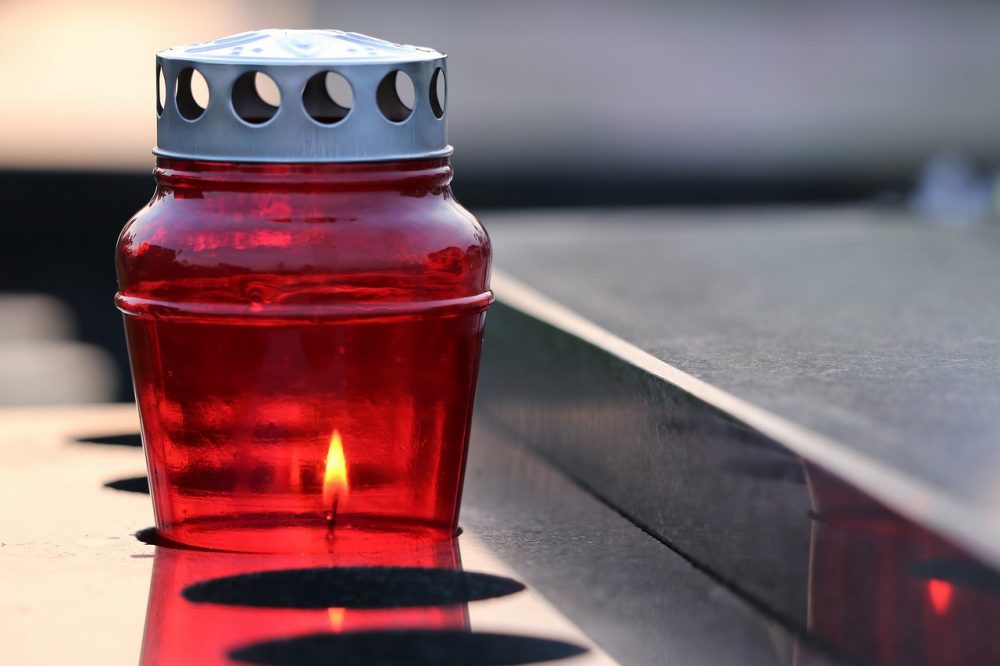red-candle-3590872_1280 Grabkerzen sollten bei anhaltender Trocketheit aus Sicherheitsgründen nicht entzündet werden. Foto: Symbolbild (pixabay)