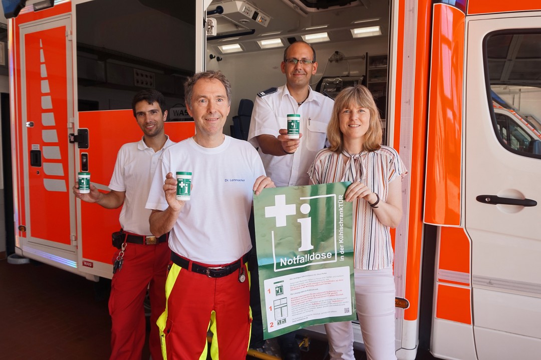 05092019 Anlage PM Lebensrettende Informationen aus der Dose (1) Notfallsanitäter Daniel Almansa, Notarzt Jörg Lersmacher, Rettungsdienstleiter Marcel Gramer und die Gleichstellungsbeauftragte Sabine Reucher stellen die Notfalldose vor. Foto: Stadt Velbert