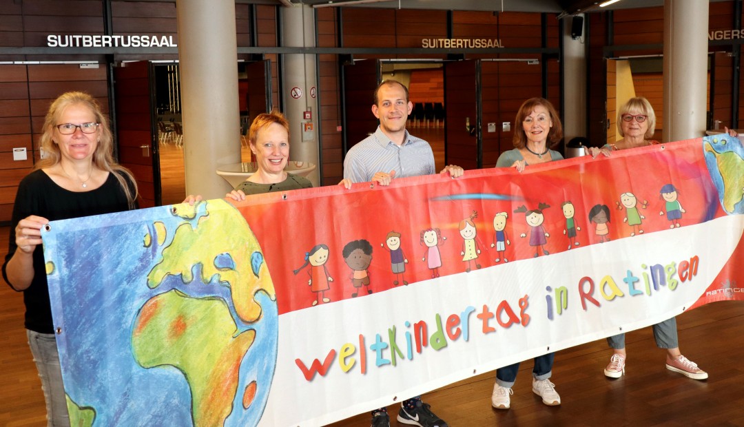 Weltkindertag_Gruppenbild in der Stadthalle Hoffen auf regen Besuch beim Weltkindertagsfest in der Stadthalle (v.l.): Andrea Laumen (Ev. Kirchengemeinde Ratingen Mitte), Charlotte Fischer-Simon (Jugendamt), Matthias Stamm (Stadthalle), Rita Trudslev und Gabriele Wacker (beide Kinderschutzbund Ratingen e.V.). Foto: Stadt Ratingen