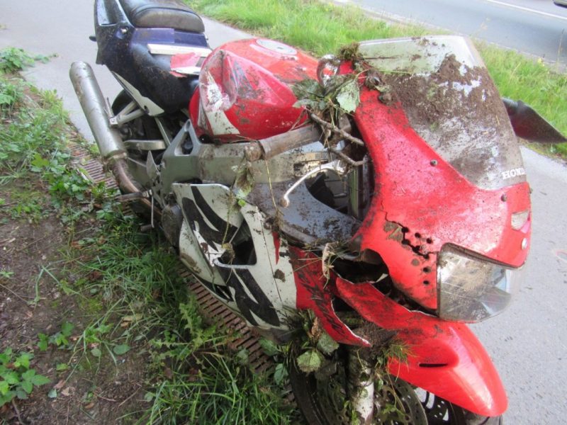 37_ME_Alleinunfall Motorrad Mit diesre Honda ist ein 30 Jahre alter Motorradfahrer in einer Kurve gestürzt. Foto: Polizei