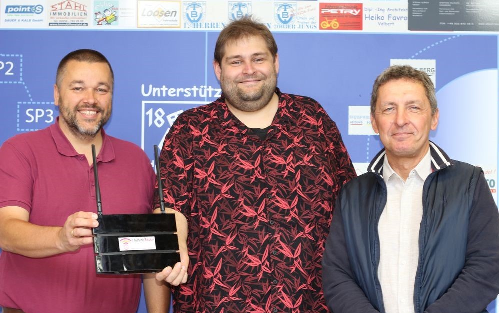 37_WUE_Fliethe Freifunk 2_ONLINE Jörg Kahm (Freifunk), Martin Herter (TBW) und Dietmar Ruda (Stadt Wülfrath) sorgen für freies Internet in der Sporthalle Fliethe. Foto: André Volkmann
