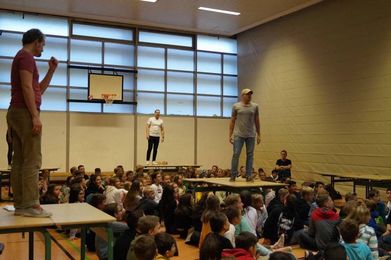 39_WUE_Schule 160 Schülerinnen und Schüler als Zuschauer mitten im Konflikt - über ihre Köpfe hinweg liefern sich sechs Schauspieler wilde Wortgefechte, da wird geschrien, getobt und verletzt. Foto: Gymnasium