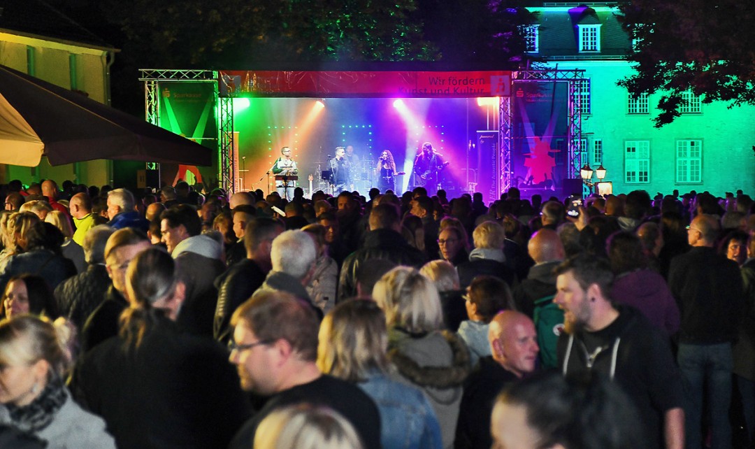 Hardenberg-Open-Air_QuerfeldBeat_MK5_9762 Beim Open-Air-Konzert am Schloss Hardenberg feierten die Besucher dicht gedrängt im Innenhof der Vorburg. Foto: Mathias Kehren