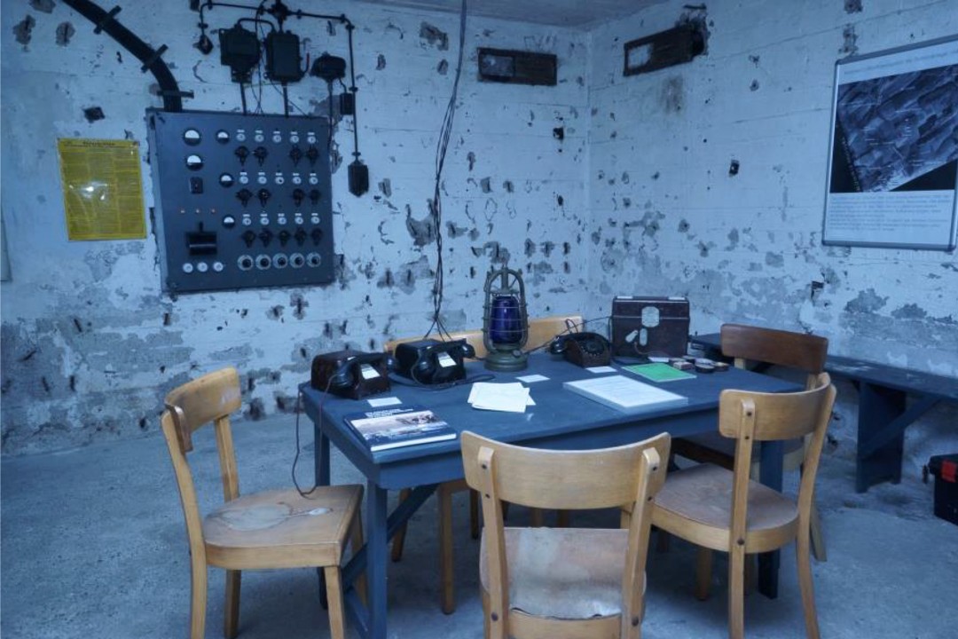Kruppsche_Nachtscheinanlage_Rottberg_Velbert (1) Der Schaltraum im Leitbunker mit originalgetreu rekonstruierter Schalttafel und historischen Kommunikationsgeräten wurde beim Denkmaltag gezeigt. Foto: privat