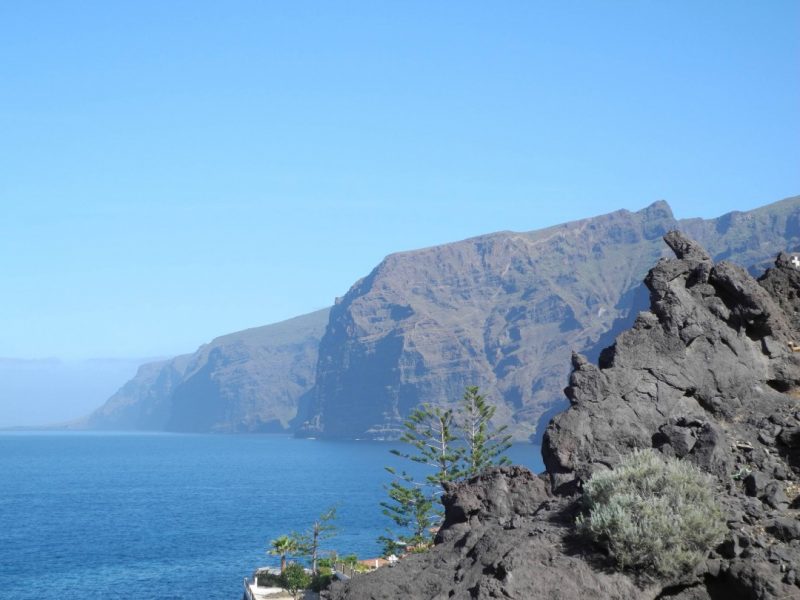 Puerto de Santiago Los Gigantes Die Bergformation Los Gigantes bei Puerto de Santiago im Süden von Teneriffa fällt steil ab. Foto: Georg Lindner