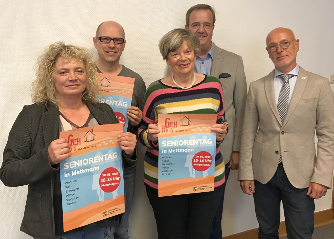 Seniorentag 2019 Sozialamtsleiterin Anja Karp, Oliver Pahl, Annette Diehl, Stefan Wigge und Volker Paikert (v. l.) vom Runden Tisch für SeniorenFragen (RTfS) haben den Seniorentag 2019 vorbereitet. Foto: Kreisstadt Mettmann