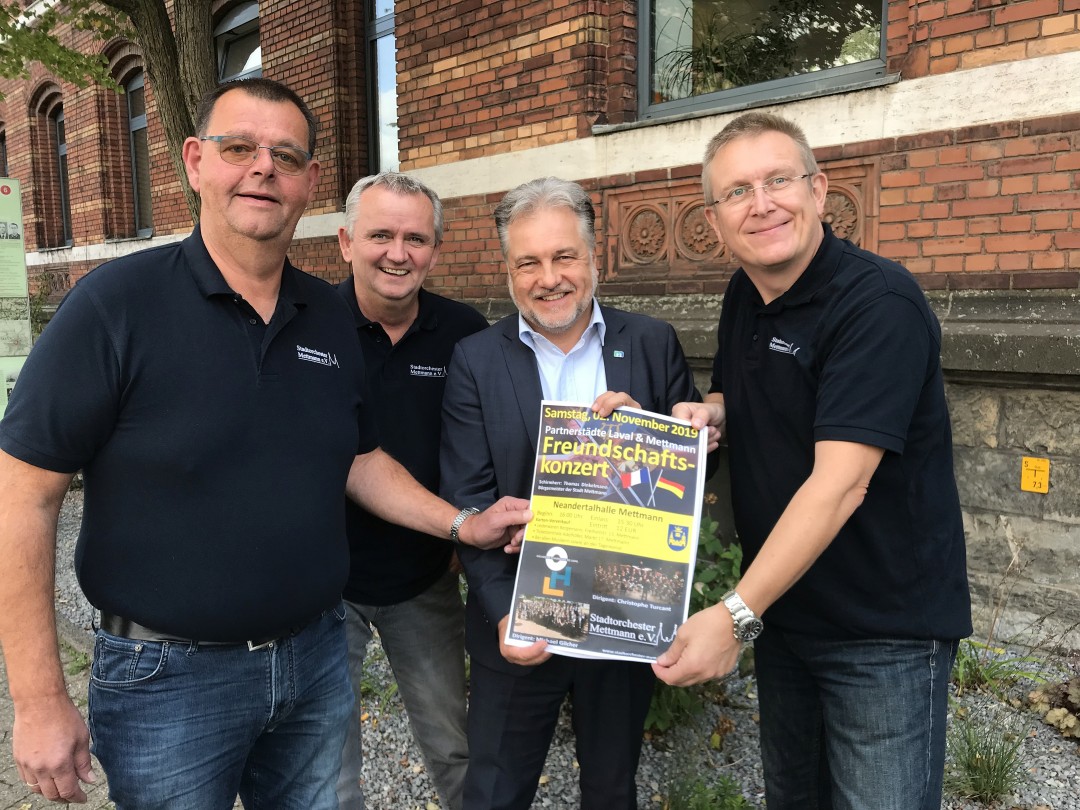 Vorstand Stadtorchester Andreas Kranz, Christoph Stein, Bürgermeister Thomas Dinkelmann und Dirigent Michael Gilcher (v. l. ) freuen sich auf den Besuch des Orchestre d'Harmonie aus Laval. Foto: Kreisstadt Mettmann