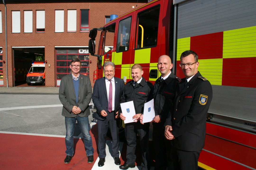 40_ME_Feuerwehr neue Kollegen 1.10.2019 Bürgermeister Thomas Dinkelmann, Personalratsvorsitzender Peter Nachtigall (l.) und Matthias Mausbach (r.), Amtsleiter für Feuerschutz und Rettungswesen, heißen Dennis Schamell (2. v . r.) und Marvin Mollenkott willkommen. Foto: Kreisstadt Mettmann