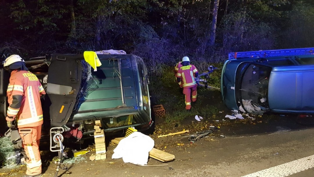 41_VE_Unfall BAB 535 Die Feuerwehr öffnete das Fahrzeugdach mit einer hydraulischen Rettungsschere, um den eingeklemmten Fahrer zu befreien. Foto: Feuerwehr Velbert