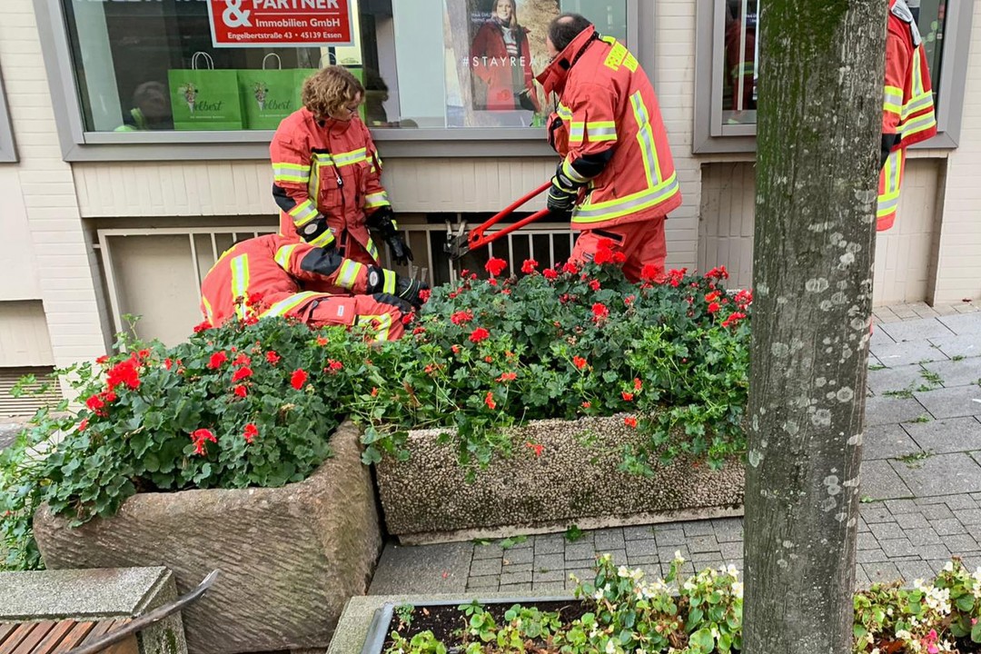 FGZ2 (1) Wegen eines Stromausfalls mussten Stadtwerke-Mitarbeiter an einen Traforaum in einer Tiefgarage. Die Feuerwehr half hier einen Zugang zu schaffen, schob einen großen Blumenkübel beiseite und öffente gewaltsam einen ehemaligen Notausgang. Foto: Feuerwehr
