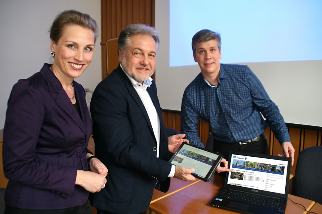 homepage 2 Bürgermeister Thomas Dinkelmann und Christian Barra, der die neue Homepage der Stadtverwaltung entworfen, gestaltet und umgesetzt hat, sowie Sandra Balcke, Bürgerbeteiligung, stellten gestern Medienvertretern den neuen Internet-Auftritt der Stadt vor. Foto: Kreisstadt Mettmann
