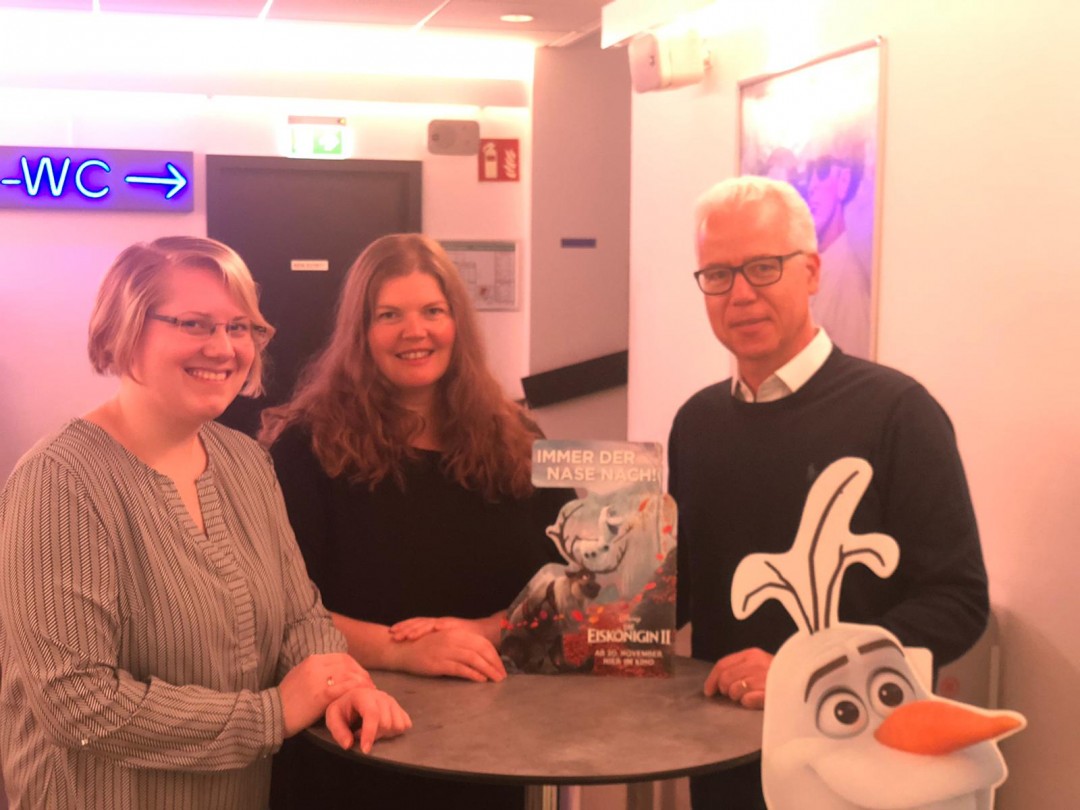 ME_Weltspiegel_Weihnachtssingen Henriette Muhr, Sabine Hausner und Thomas Rüttgers freuen sich auf ihre stimmgwaltigen Kinobesucher. Foto: Weltspiegel