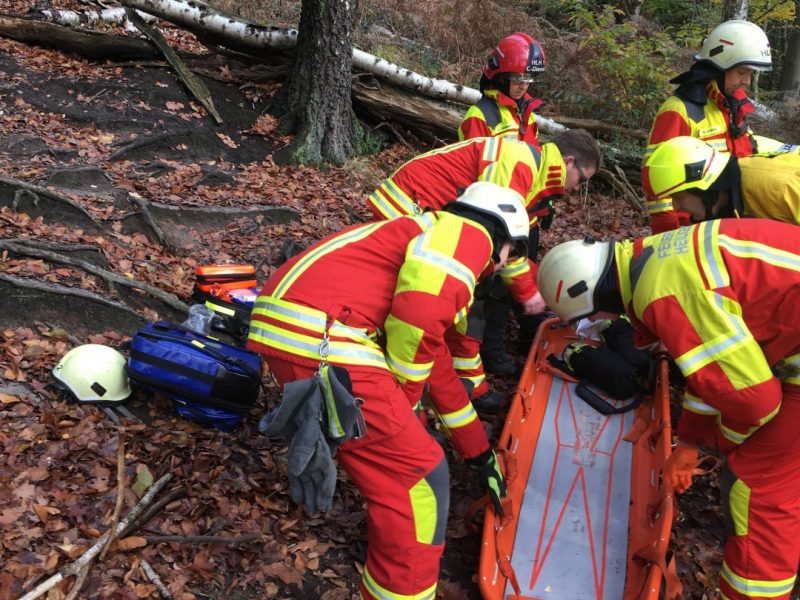 Rettung Wald HEI Die Retter bereiten eine spezielle Trage vor, um den Verletzten zu bergen. Foto: Feuerwehr Heiligenhaus
