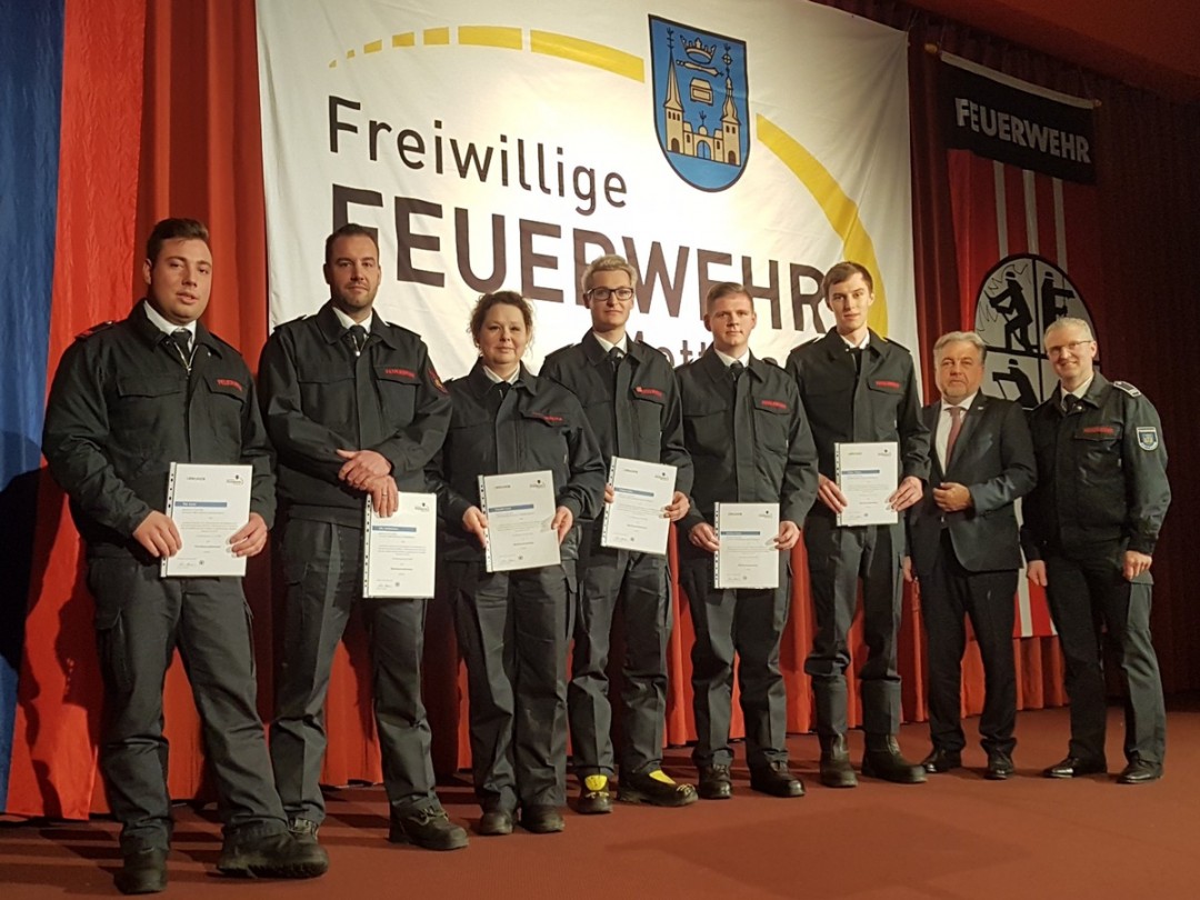 Beförderungen im Rahmen des Festaktes der Feuerwehr Mettmann im Jubiläumsjahr. Foto: Feuerwehr Mettmann