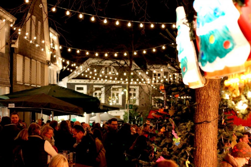 Blotschenmarkt 2019 Eroeffnung_c_Andre Volkmann (22) Der 48. Blotschenmarkt in Mettmann läuft: Bis zum 15. Dezember herrscht weihnachtliche Stimmung auf dem historischen Markt rund um die Kirche St. Lambertus. Foto: André Volkmann