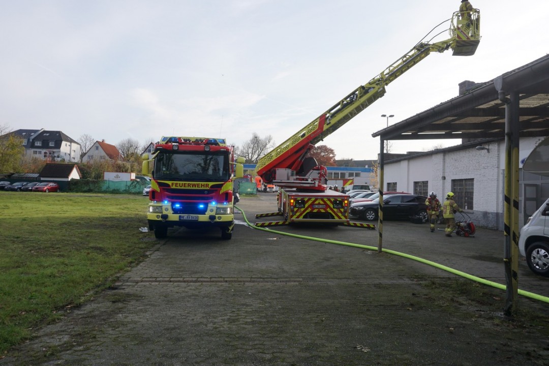 RA_Feuer Lackierbetrieb Die entflamten Filtermatten erreichten die Einsatzkräfte über eine Drehleiter. Foto: Feuerwehr Ratingen